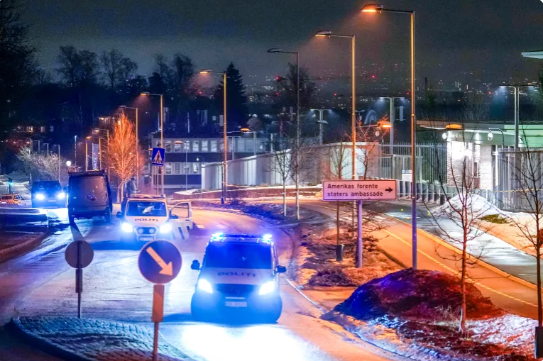 توقيف 3 أشقاء من أصول عراقية بتهمة استهداف سفارة أمريكا بأوسلو