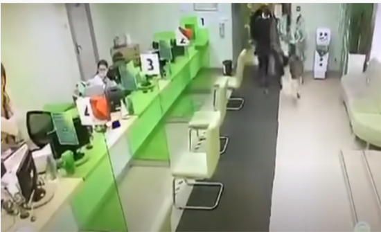 بالفيديو  ..  مسلح مقنع يسرق مصرفا في سان بطرسبورغ