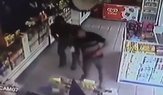 بالفيديو  ..  شرطيان يطلقان النار على بعضهما بعدما ظن أحدهما الآخر لصاً
