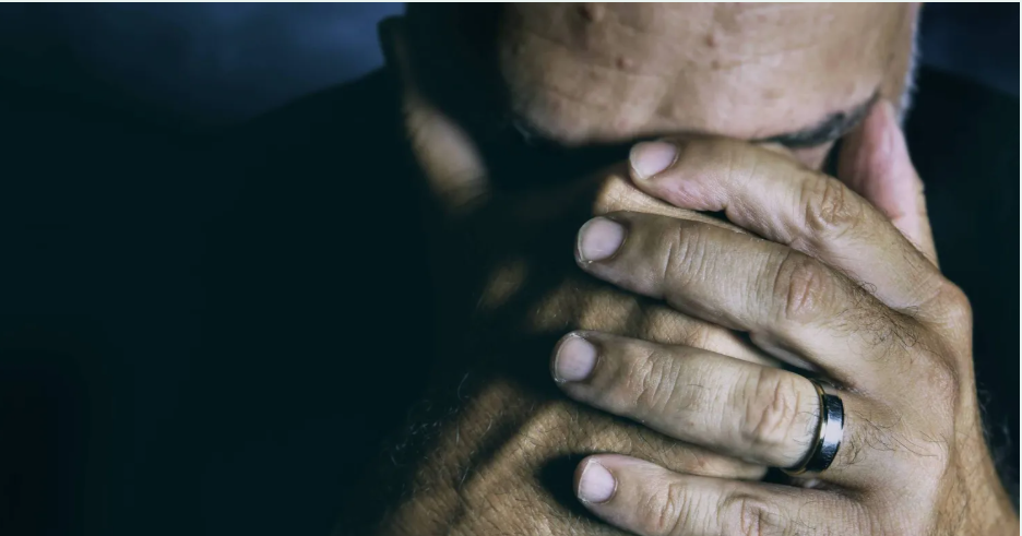 الاكتئاب بعد الأربعين ..  أسباب خفية قد لا تخطر على البال