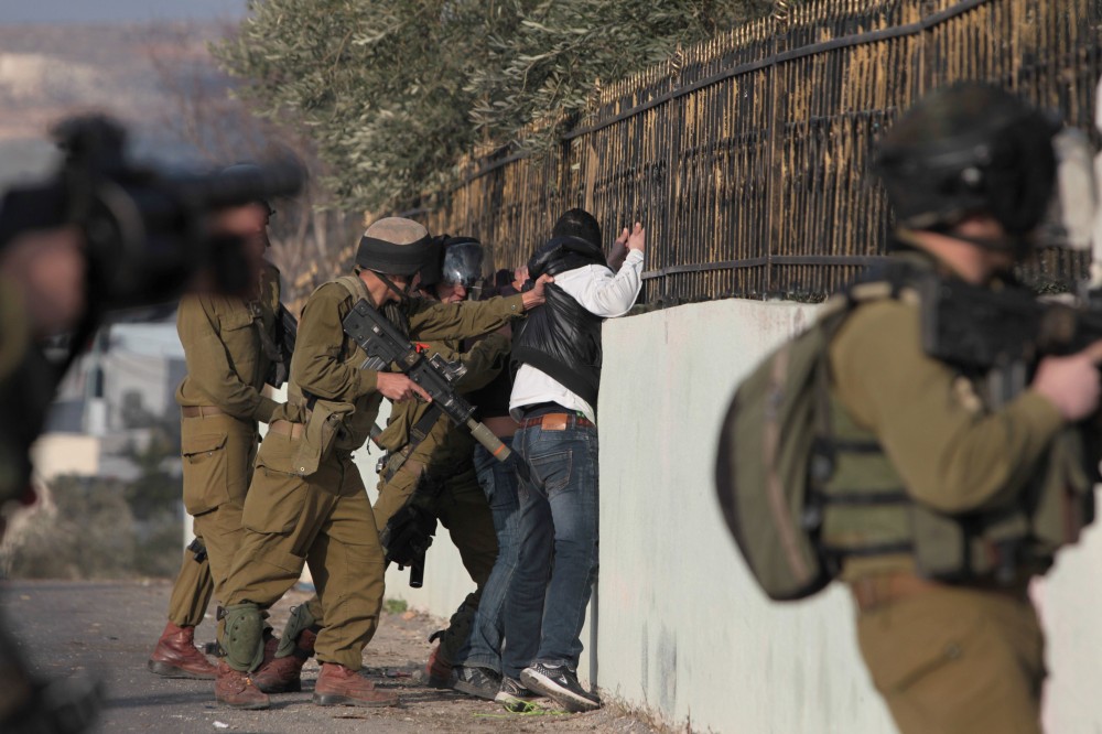 الاحتلال يعتقل 15 مواطنا من القدس