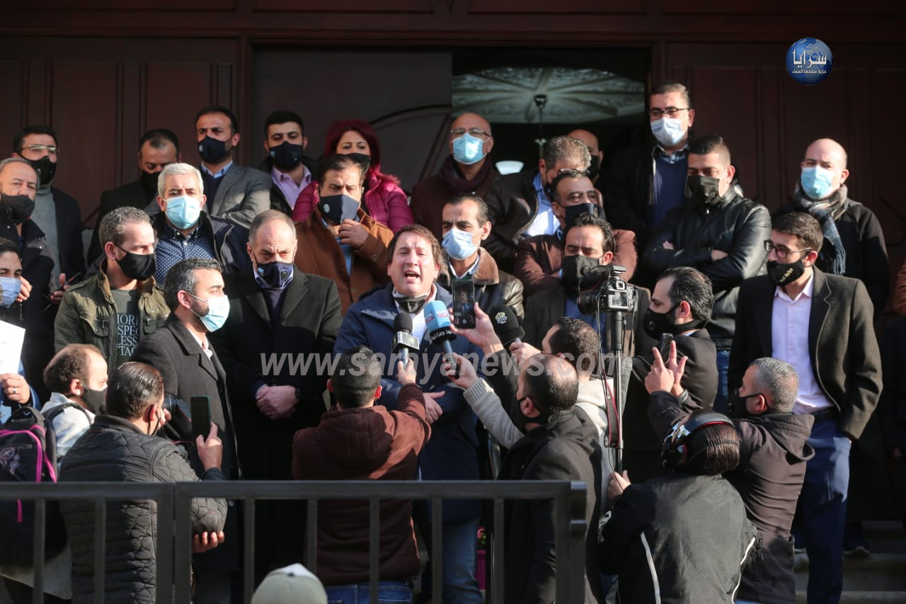 بالصور  ..  الصحفيون يُنفذون وقفة احتجاجية رفضاً لتوقيف الزميل جمال حداد 