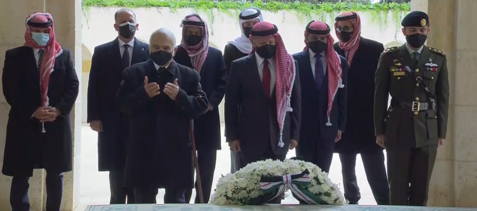 الملك وولي العهد والأمير حمزة وعدد من الأمراء يزورون الأضرحة الملكية بمناسبة مئوية الدولة  ..  صور