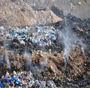 المفرق: مطالب بوقف عمليات الحرق في مكب الحصينيات
