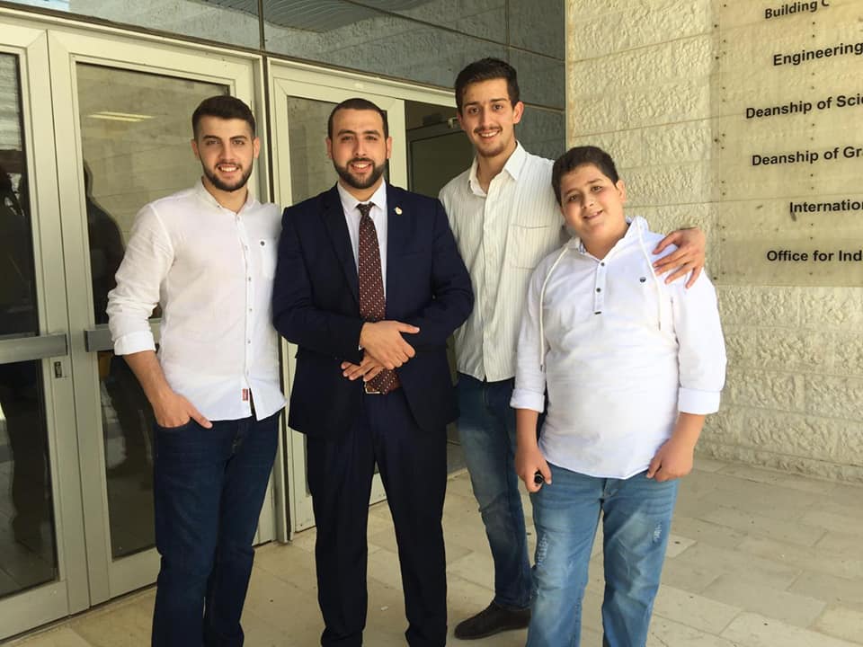 محمود المكاحله يهنئ شقيقة فراس بمناسبة عقد قرانه