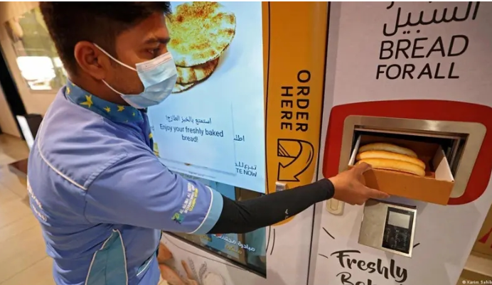 دبي ..  أجهزة ذكية توزع وجبات الطعام مجاناً بالشوارع