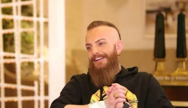 أويس مخللاتي :أنحدر من عائلة دمشقية مسلمة سنّية  ..  ولهذا اعتنقت المسيحية 