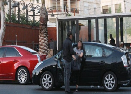 توقيف شاب اعتدى على مركبة فتاة رفضت دفع لإصطفاف مركبتها بساحة أحد المولات في عمان