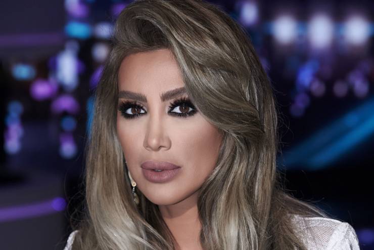 بالصور ..  مايا دياب لا تستطيع التحرك بسبب فستانها!