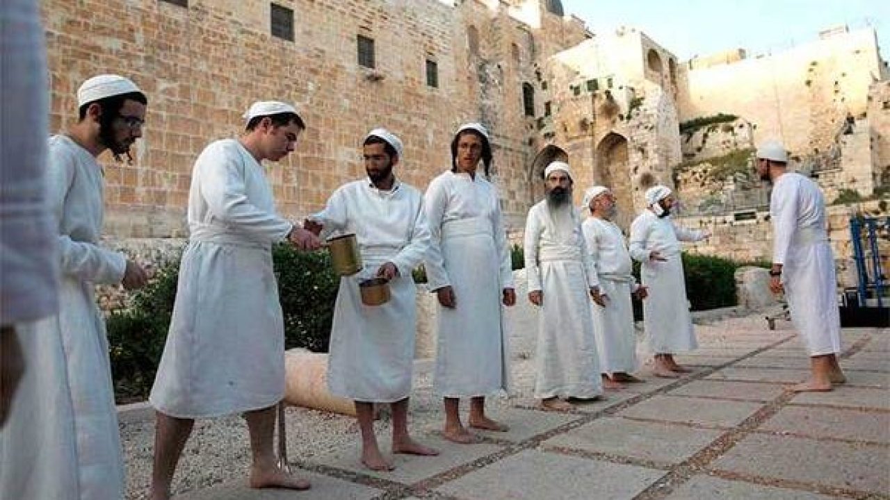 لليوم الثاني: مستعمرون يؤدون طقوساً تلمودية عند مدخل سنجل شمال رام الله