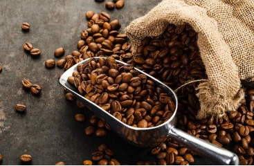 نوع من القهوة يزيد من خطر الإصابة بالتنكس البقعي لدى كبار السن!
