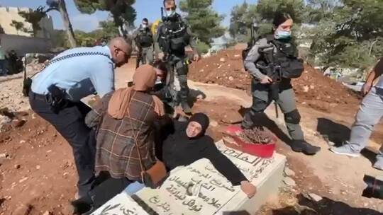 اتركوني أموت عنده" ..  أم فلسطينية تتشبث بقبر ابنها في وجه جرافات تجتاح مقبرة مقدسية