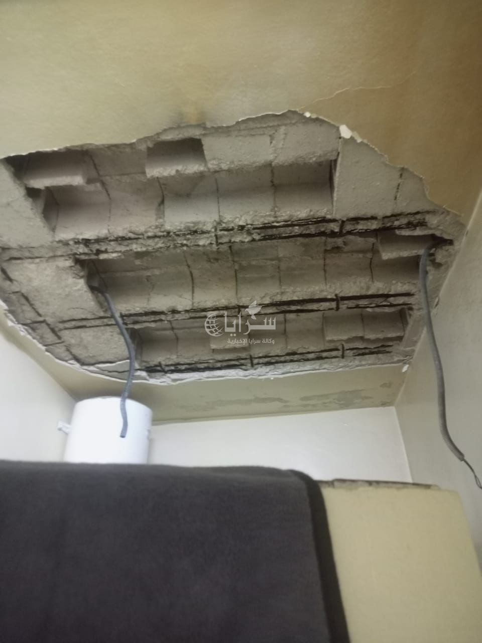 بالصور  ..  انهيار جزء من سقف منزل في مخيم الزرقاء