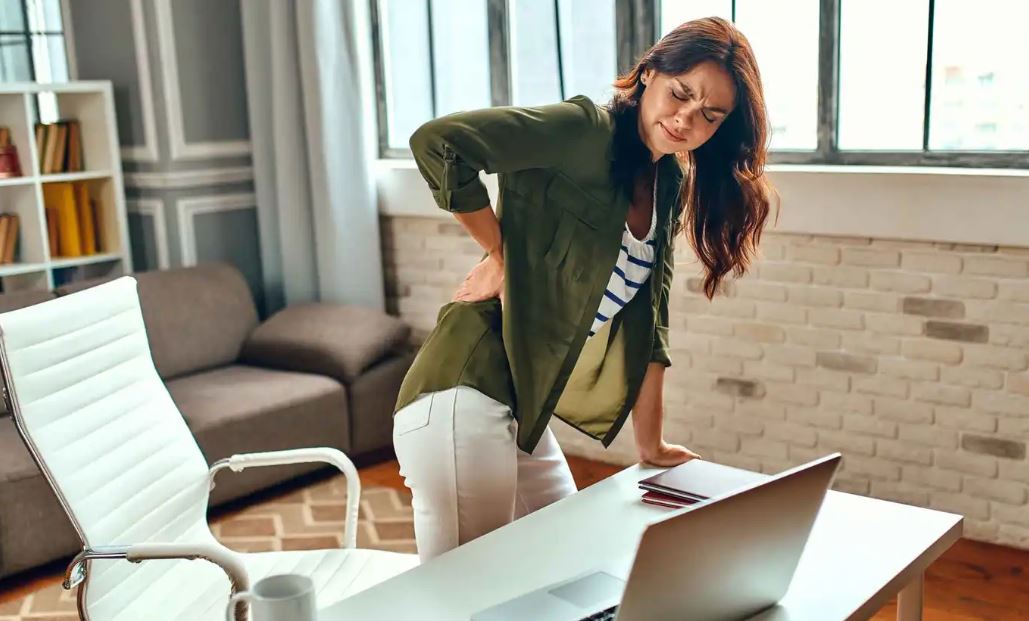 تعمل من المنزل وتجلس لساعات؟ ..  هذه العادة قد تكون وراء آلامك  