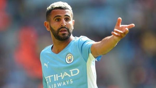 هل يمنح رئيس برشلونة طوق النجاة لرياض محرز؟