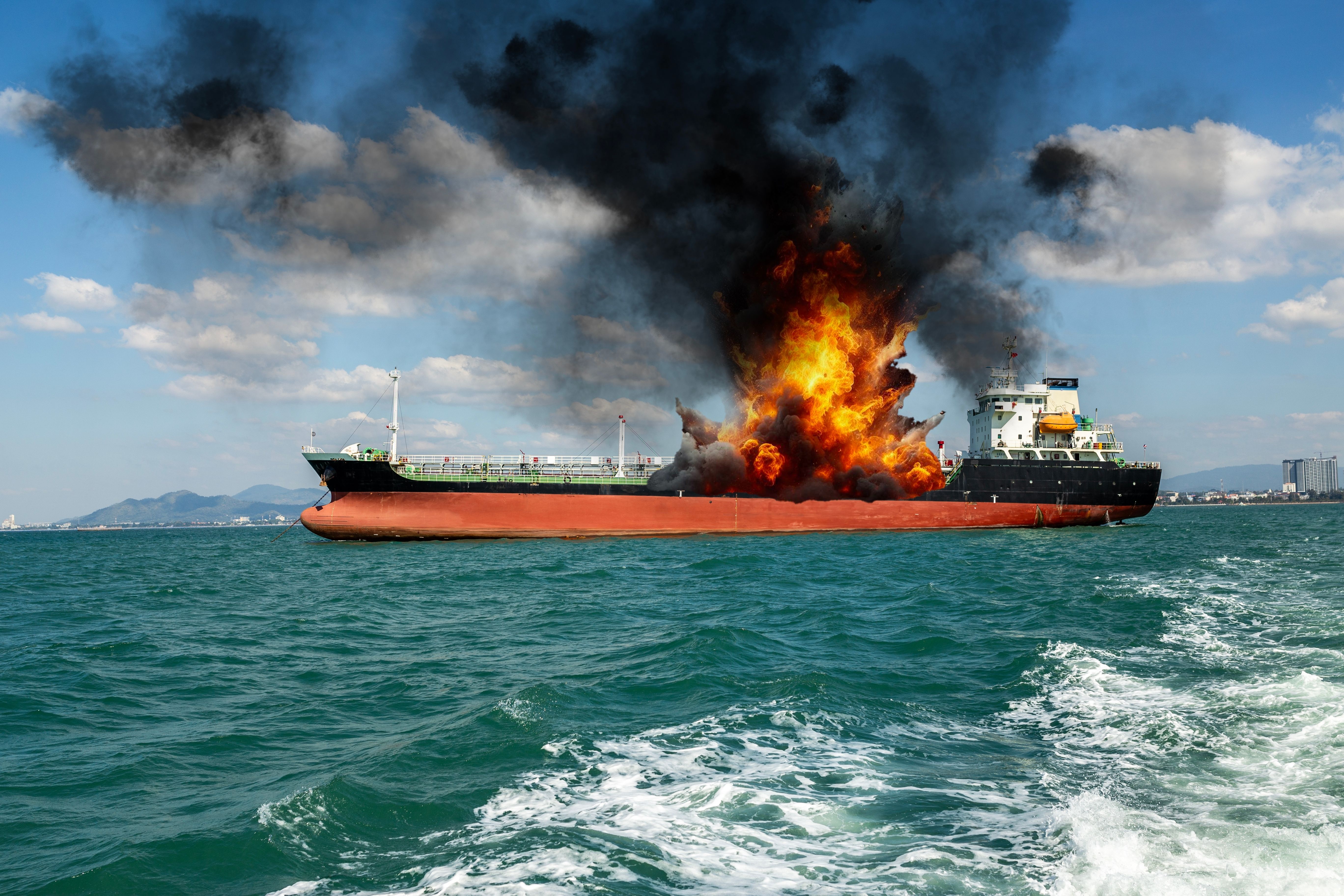 هجوم بزورق مسيّر يستهدف ناقلة نفط قبالة سواحل عُمان ويسفر عن قتيل