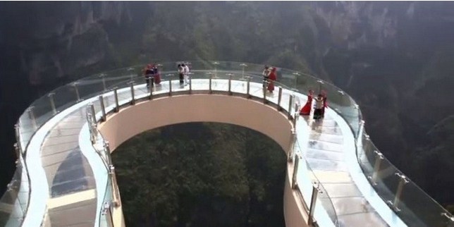 شاهد بالفيديو  ..  الصين : السياح على سطح أعلى وأطول ممشى زجاجي