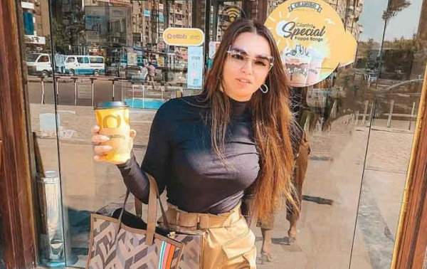 الراقصة جوهرة على متن طائرة: "هل القاهرة تبكي لأنني غادرتها؟"