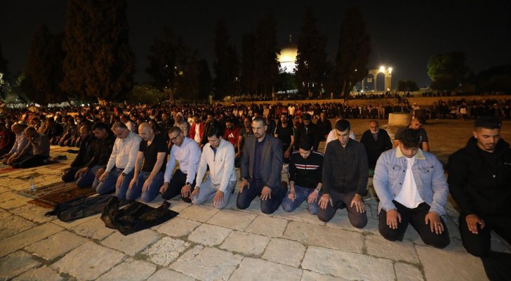 مقدسيون يؤدون صلاة التراويح في القدس المحتلة