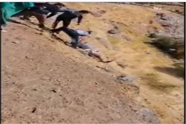 بالفيديو  ..  إنقاذ رجل في اللحظات الأخيرة قبل سقوط سيارته أعلى منحدر