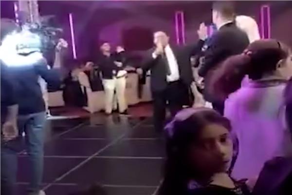 في موقف صادم  ..  رجل يطلق زوجته في حفل زفاف ابنته