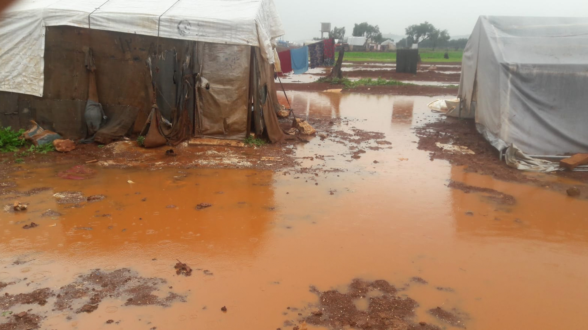 السيول تداهم خيام 7 عائلات في بالجيزة