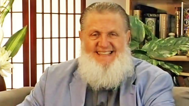 بالفيديو  ..  الداعية " يوسف إستس"  يروي قصة  تحوله من مبشر للمسيحية إلى داع إسلامي