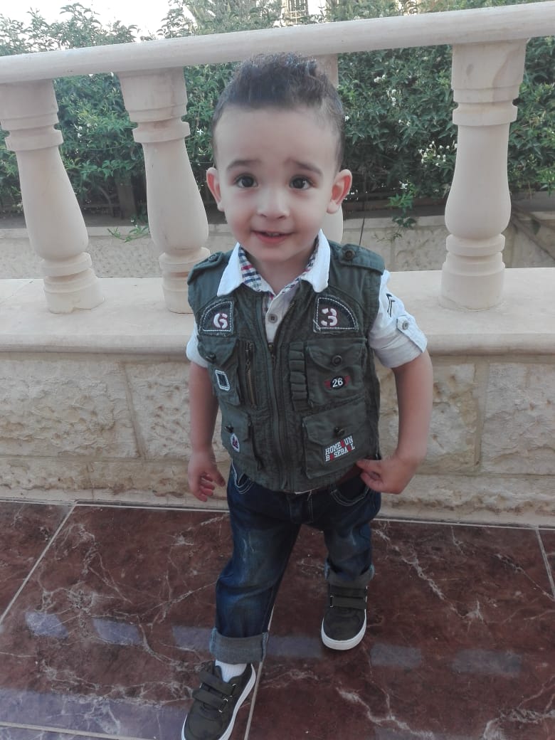الطفل خالد الدعجة يطفئ الشمعة الثالثة من عمره
