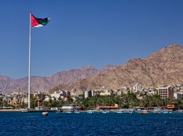 ضبط وافد يبيع ألبان بأختام مزورة لبيعها لفندق خمس نجوم بالعقبة 