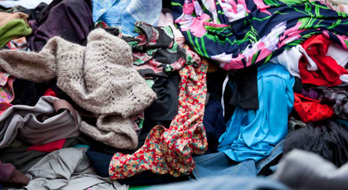 وفاة رجل بلا مأوى أثناء بحثه عن الثياب