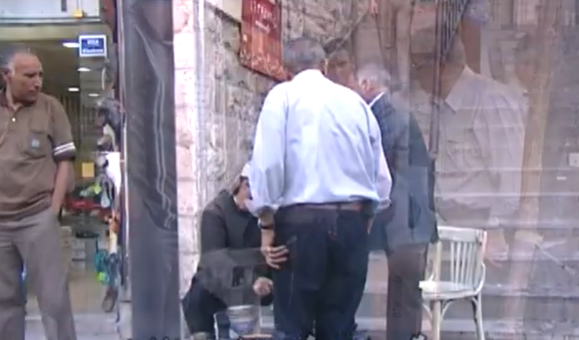 الكاميرا الخفيه:  حلقه صباغ الاحذيه مميزه جدا