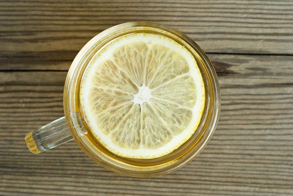 فوائد شرب الماء الدافئ مع الليمون لـ 60 يوماً؟