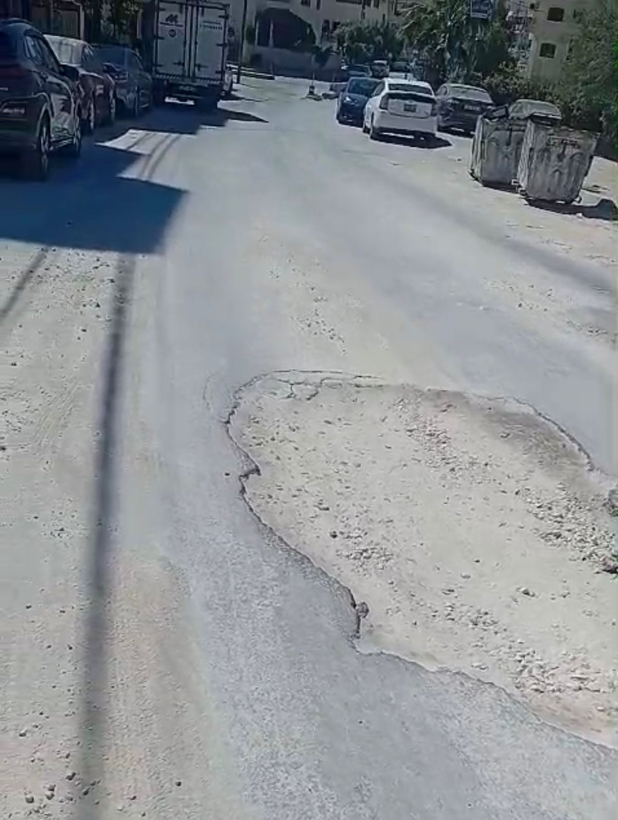 حفرة خطرة في شارع بجبل طارق بالزرقاء تُربك السائقين وتُنذر بحوادث سير