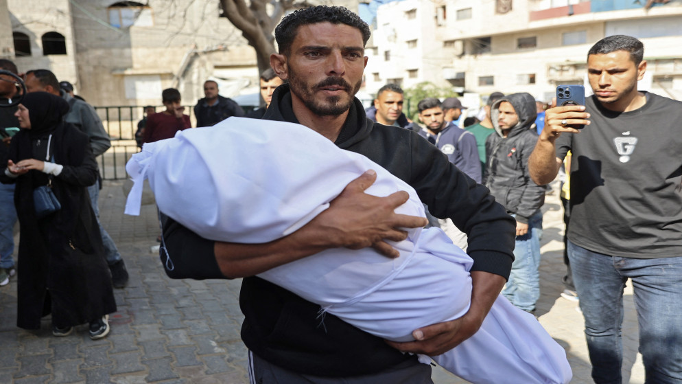 استشهاد طفلة متأثرة بجراحها جراء قصف إسرائيلي على غزة