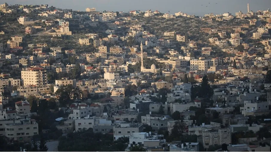 مستوطنون متطرفون يحرقون مسجدا في قرية جيبيا