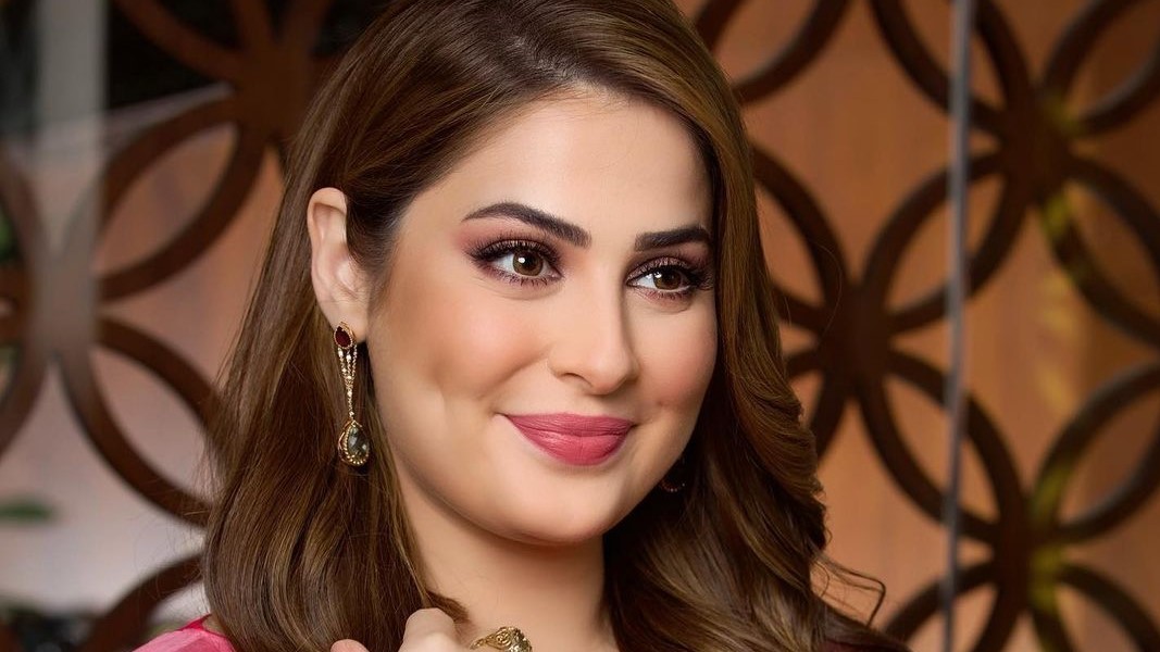 بالفيديو ..  الشاعر السعودي حمود الفايز يهدي الاعلامية الاماراتية رؤى الصبان سيارة فارهة 