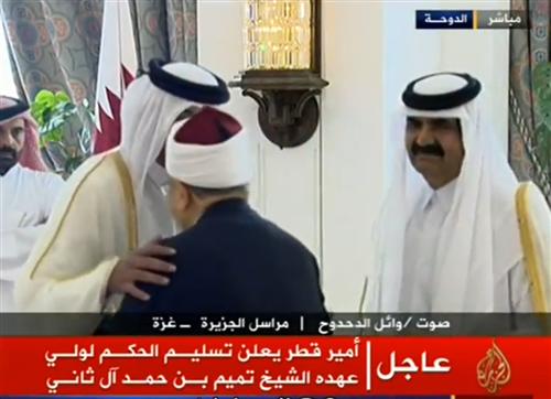بالفيديو  .. الأمير تميم يقبل كتف الشيخ القرضاوي 