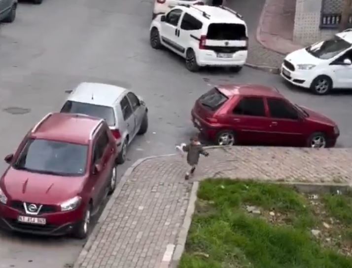 رد فعل طفل قامت امه بالاعتماد عليه لأول مرة لشراء الخبز - فيديو