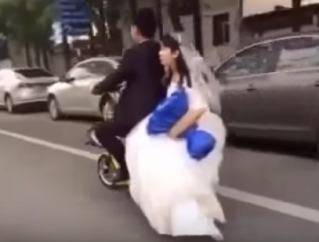 بالفيديو:عروس تتعرض لموقف محرج ..  والعريس يتركها في الشارع!