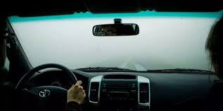 كيفية التخلص من ضباب زجاج السيارة من الداخل والخارج