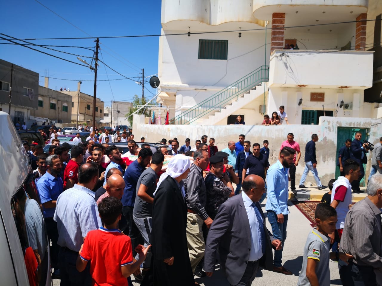 بالصور  ..  المئات يشيعون جثمان الشهيد الزعبي في الرمثا