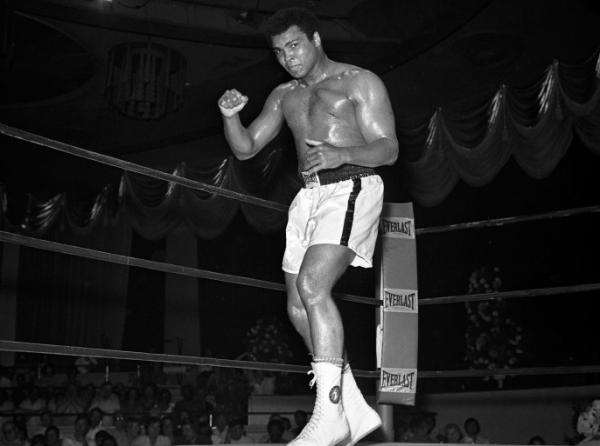 وفاة أسطورة الملاكمة الذي هزم محمد علي