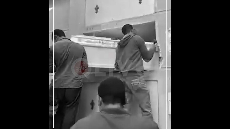  لقطات مرعبة من جنازة الإعلامي المصري مفيد فوزي  ..  "النعش رافض يدخل"  ..  فيديو