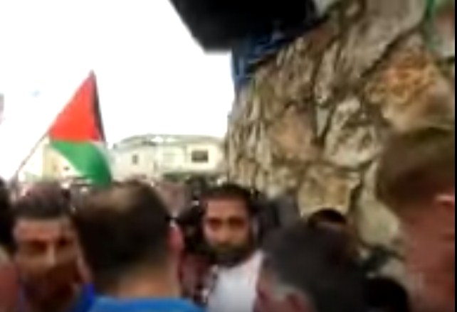 بالفيديو  .. لحظة الاعتداء على مراسل قناة الجزيرة الياس كرام 