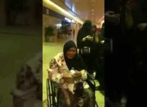 بالفيديو: عائلة تودع خادمتها بالدموع والأحضان بعد 33 عاماً من عملها معهم