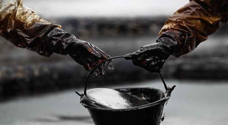 تراجع أسعار النفط الخام والذهب وارتفاع الدولار