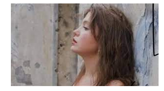 وفاة مغنية إنجليزية شهيرة بعد عام من مرضها بالسرطان