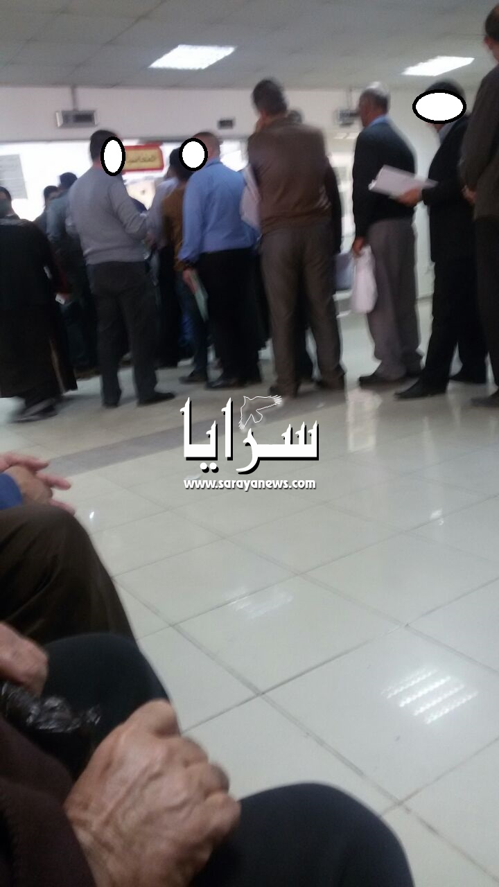 بالصور ..  محاسب واحد في أراضي الزرقاء وطوابير من البشر ينتظرون منذ الصباح