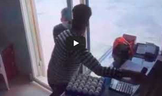 بطريقة وحشيّة ..  لصان ملثمان يعتديان على عامل بقالة بالسعودية 