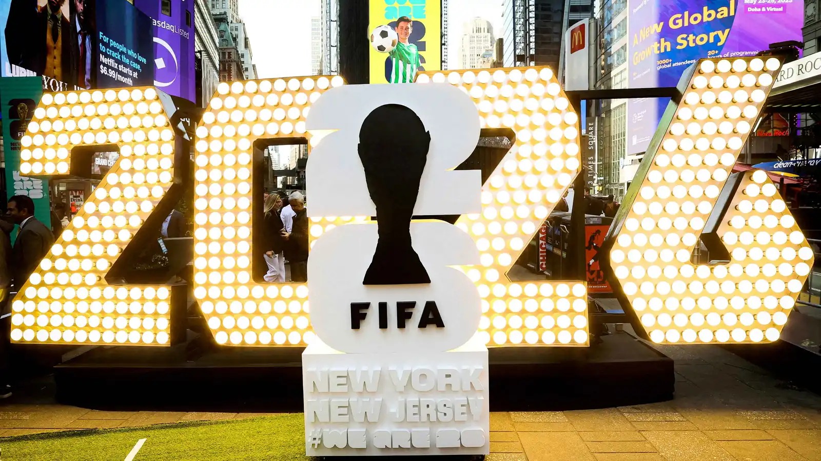 الكشف عن طاقم تحكيم مباراة افتتاح كأس العالم 